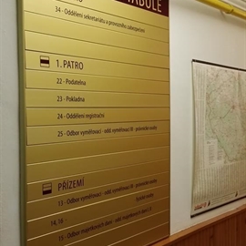 informační tabule v budově úřadu