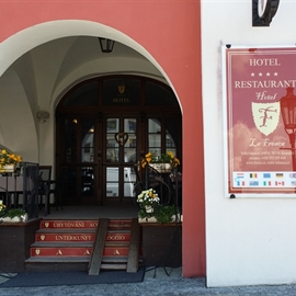 Realizace polepů v exteriéru hotelu LaFresca Kroměříž